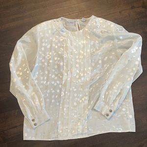 THE VILLAGER Liz Claiborne vintage white design silklike blouse pleated size of